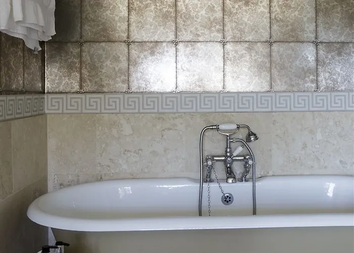 Lord Poulett Arms 3* Bristol