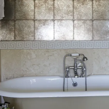 Lord Poulett Arms 3* Bristol